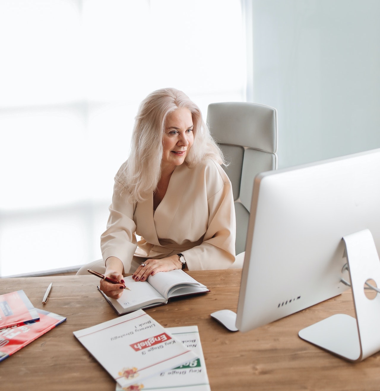 language-course woman language course