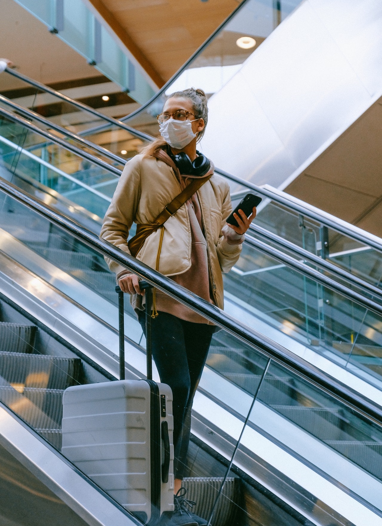 supplementary-relocation-allowance Woman with suitcase in airport